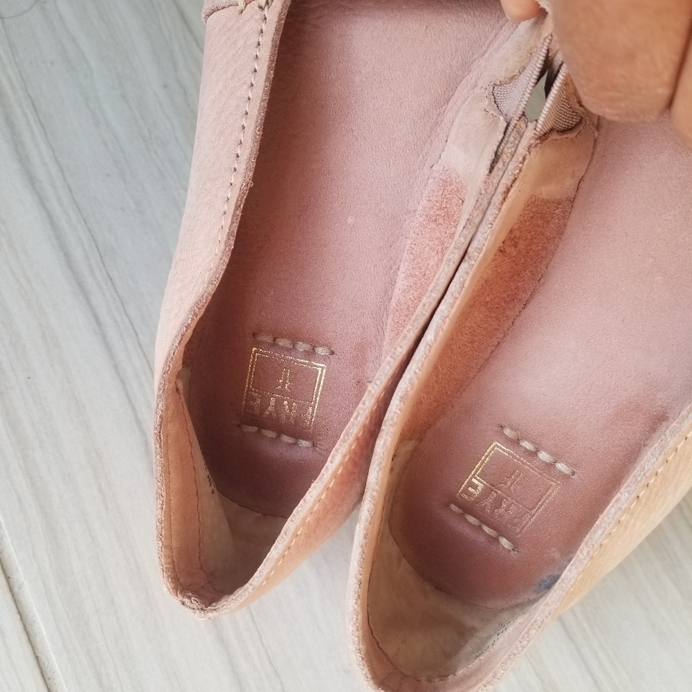 Frye Slip On Shoes Cream Tan Color Leather Sz 6.5 CLEAN - Picture 2 of 7